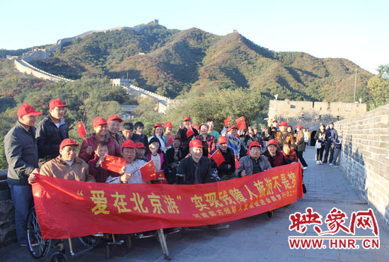 旅游對(duì)于殘疾人朋友來(lái)說(shuō)比正常人要困難許多，2011年，劉小琴帶領(lǐng)殘障朋友登上了長(zhǎng)城。