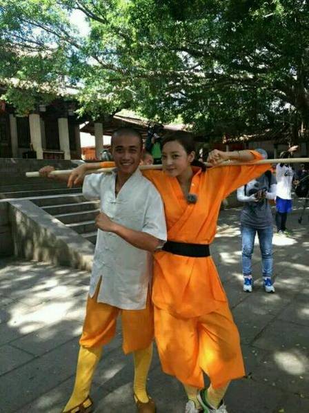 這些參加節(jié)目的女星當(dāng)中既有歌手，又有演員，都是時(shí)尚年輕且受歡迎的女星。