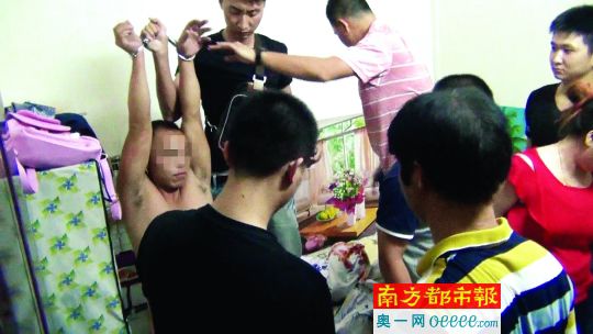 警方破門抓捕時，販毒嫌疑人未某洪正躺在床上吸毒、嫖娼。