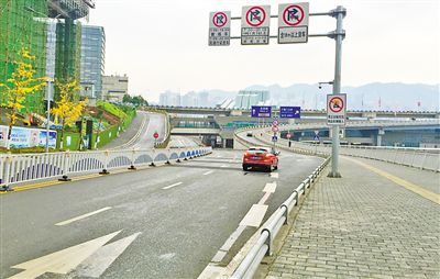 12月18日，本報記者駕車經(jīng)過江北嘴千廝門大橋匝道附近道路和財信廣場旁支路體驗時，收音機(jī)里能聽到神秘的路況提示音。本報記者