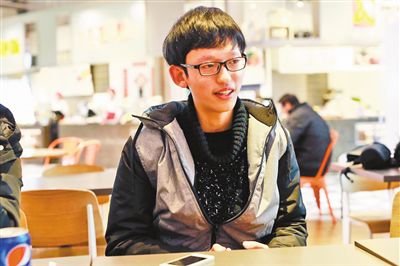 何琦驍收到了紐約大學(xué)阿布扎比分校的錄取通知書(shū)。記者 許恢毅 攝