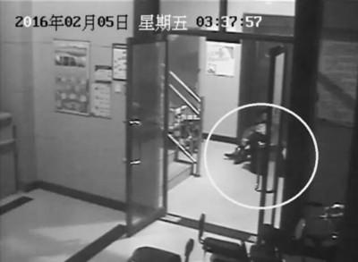 小區(qū)監(jiān)控視頻截圖，兩人一坐一跪竟聊了十多分鐘。