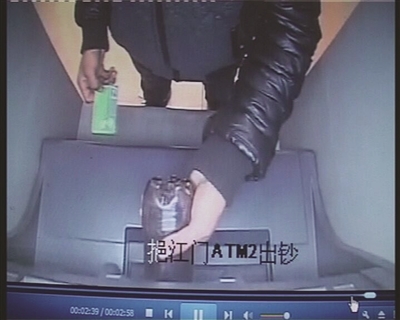 男子將可樂(lè)倒進(jìn)取款機(jī)。