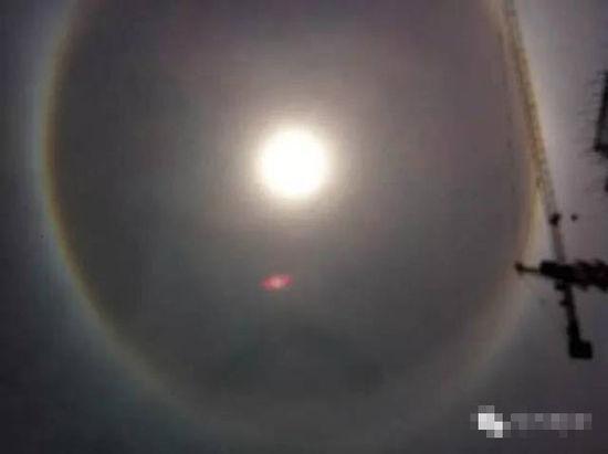 上?，F(xiàn)UFO 專家稱光圈是日暈亮點(diǎn)或是飛行器(圖)