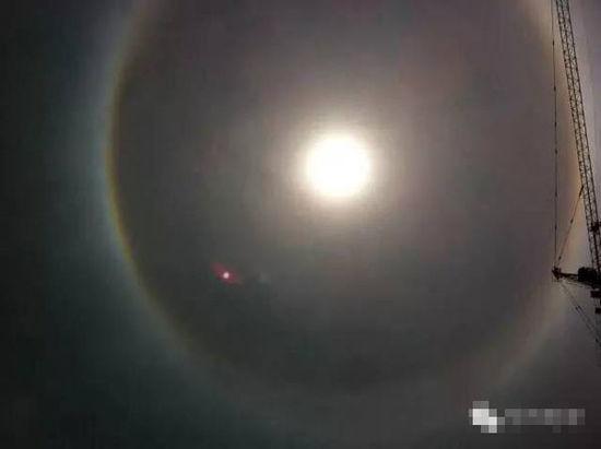 上?，F(xiàn)UFO 專家稱光圈是日暈亮點(diǎn)或是飛行器(圖)