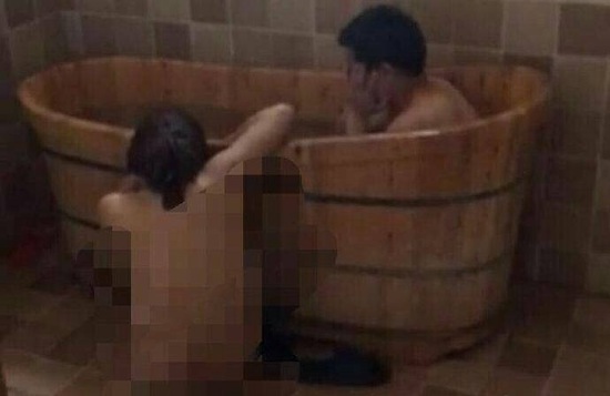 視頻顯示，一男一女赤身裸體地在浴盆中洗澡。