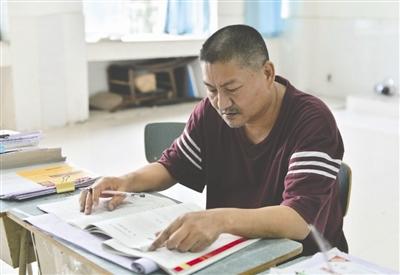 梁實在綿陽學(xué)習(xí)備戰(zhàn)高考（資料圖）
