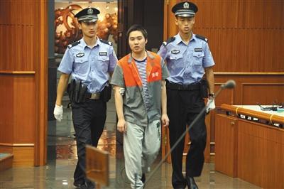 昨天上午，強(qiáng)奸幼女的楊某被帶進(jìn)法庭聽候?qū)ψ约旱慕K審判決。通訊員 李佳 攝