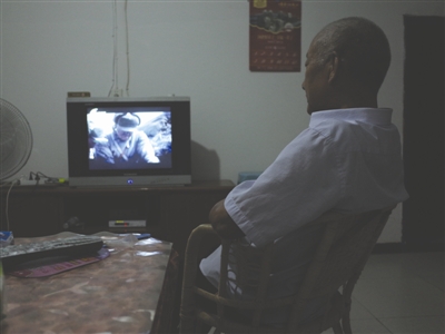 昨日，古藺，69歲的楊正元獨自在家看電視