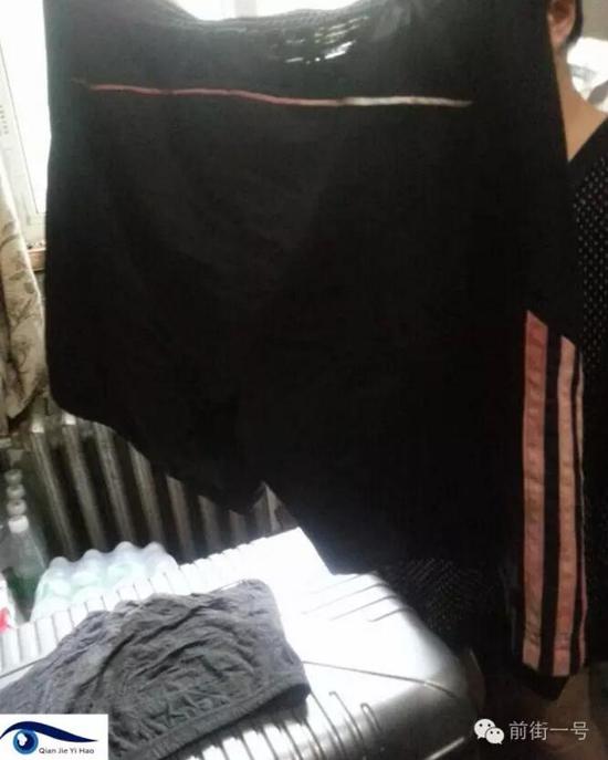 李律師所穿褲子也沾染血跡。