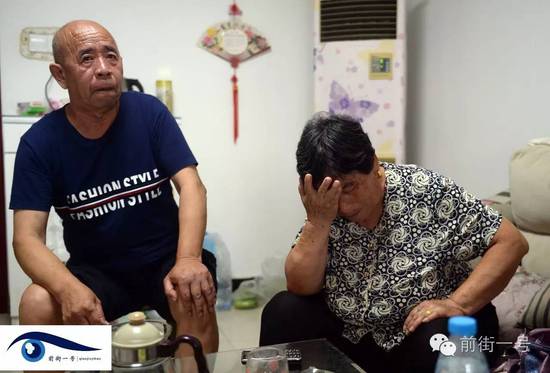 李亞榮的公婆談及李亞榮時(shí)淚流不止。