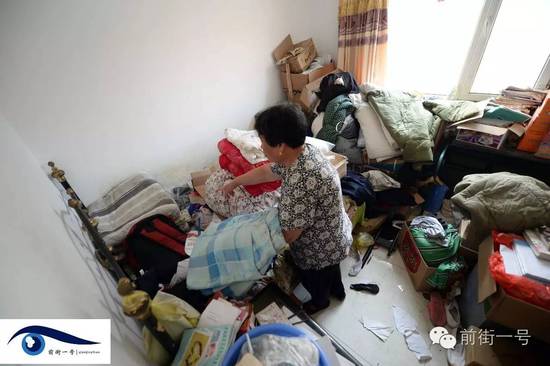 李亞榮的婆婆在收拾房間。
