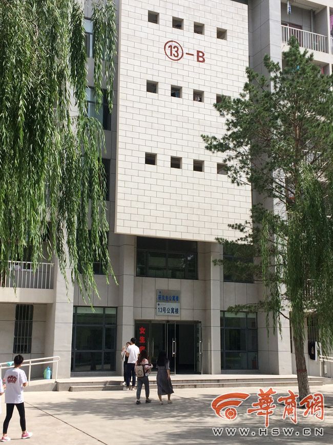 8月30日，榆林學(xué)院有學(xué)生發(fā)微博對(duì)女生宿舍樓住進(jìn)男生提出質(zhì)疑。9月3日，學(xué)校宣傳部門回應(yīng)，女生宿舍樓里確實(shí)住著3名男研究生，但該樓的格局是套間，跟單元房一樣是獨(dú)立的，大學(xué)應(yīng)有包容的精神。