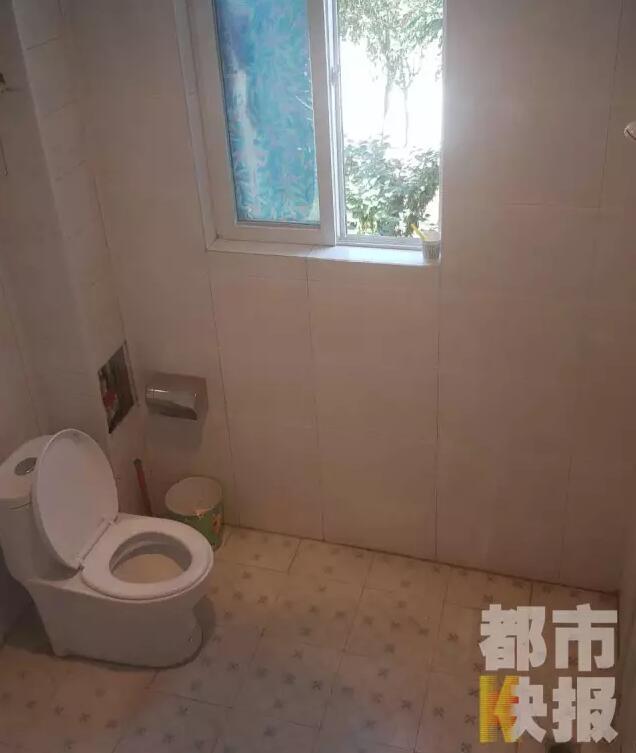 西安市戶縣草堂鎮(zhèn)的李家?guī)r村，有多戶人家經(jīng)營著農(nóng)家樂，但昨晚發(fā)生的這件事情打破了這里的寧靜。村民：“縣上的、鎮(zhèn)上的警察，還有村干部好多人在那兒，說是女的在衛(wèi)生間生產(chǎn)，把娃從窗子扔下來?！鞭r(nóng)家樂員工：“(聽說)直接從二樓扔下來了，呀，太殘忍了?！弊蛲淼氖?，很多人今早才聽說，震驚之余更感到惋惜。記者今天在高冠西五巷口找到了大家所說的農(nóng)家樂，一夜過去了，作為和那名女顧客有過交集的老板娘，心情仍然很沉重。