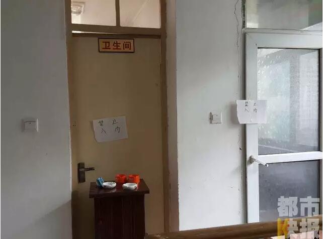 當(dāng)馮女士走出大門，繞到院子的側(cè)面時(shí)，衛(wèi)生間窗戶下方草叢中的一幕，讓她驚出了一身冷汗。農(nóng)家樂老板娘馮女士：“就是孩子，旁邊帶著胎盤?！弊蛲硎稽c(diǎn)半事發(fā)后，馮女士報(bào)了警，很不幸，男嬰已經(jīng)死亡。涉及的兩個(gè)房間，暫時(shí)被封鎖，里面已經(jīng)清理干凈。隨后記者也從轄區(qū)草堂派出所了解到，這兩男一女三人是朋友關(guān)系，女子的年齡大概是二十二三歲。該女子事發(fā)后被送往醫(yī)院，同行的兩名男子當(dāng)時(shí)被警方帶去派出所接受了筆錄調(diào)查后，已經(jīng)離開了派出所。