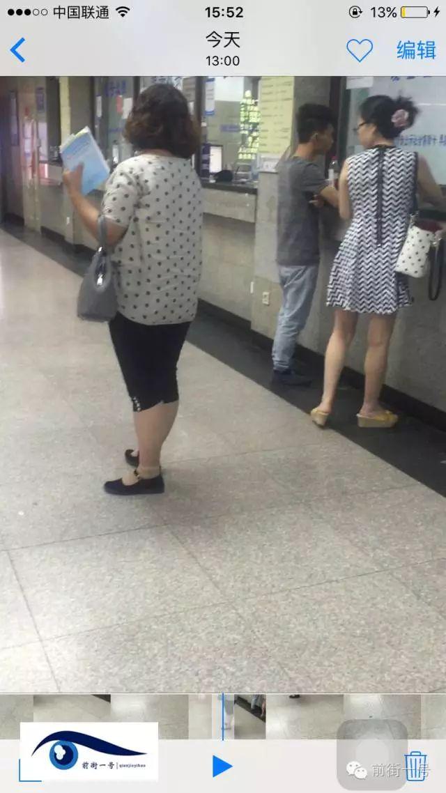 該女子在大廳內(nèi)徘徊發(fā)現(xiàn)女患者便主動(dòng)上前搭訕。