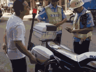 廣西梧州一男子騎車違法加裝遮陽傘，辱罵腳踹執(zhí)法交警被拘