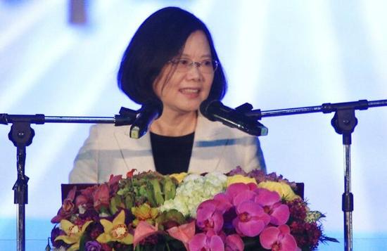 蔡英文向教師溫情喊話教師嗆：太晚了?。▓D片來源：臺(tái)灣《聯(lián)合報(bào)》）