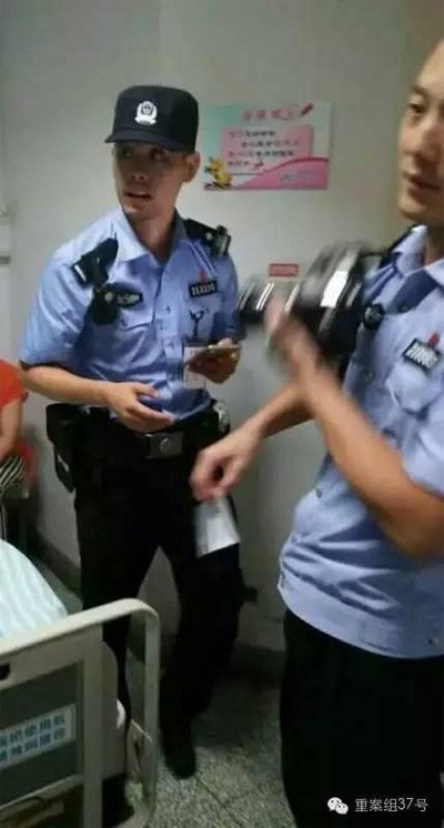 民警到醫(yī)院對(duì)秦女士體內(nèi)子彈取證調(diào)查。 受訪者供圖