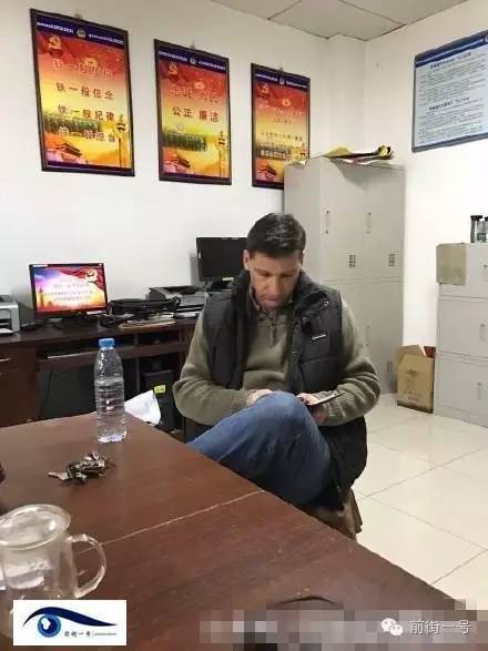該外籍男子在派出所接受詢問。（網(wǎng)友供圖）