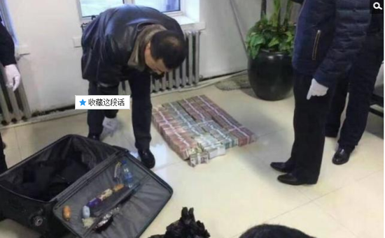 京華時(shí)報(bào)訊昨天凌晨1點(diǎn)左右，黑龍江省密山市一銀行金庫發(fā)生搶劫案。一名身穿迷彩服男子準(zhǔn)備劫取現(xiàn)金時(shí)被發(fā)現(xiàn)，致一名金庫值守人員死亡，隨后棄款而逃。目前，該男子尚未歸案，案件正在全力偵辦中。