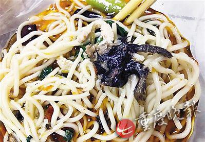 照片顯示，酸菜肉絲面有疑似老鼠腿物體。(圖片來(lái)自網(wǎng)絡(luò))