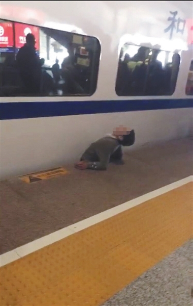 視頻顯示，一男子下半身被卡在站臺(tái)與列車之間縫隙。