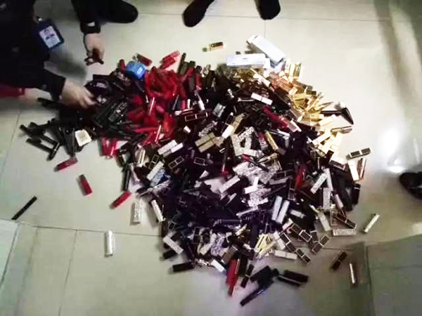 民警搜查出來的口紅。