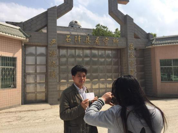 陳全松父親給看守所中的兒子交生活費(fèi)。