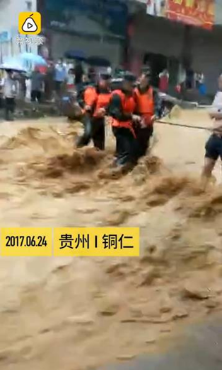 圖為6月24日，貴州銅仁多個(gè)區(qū)縣遭暴雨襲擊。