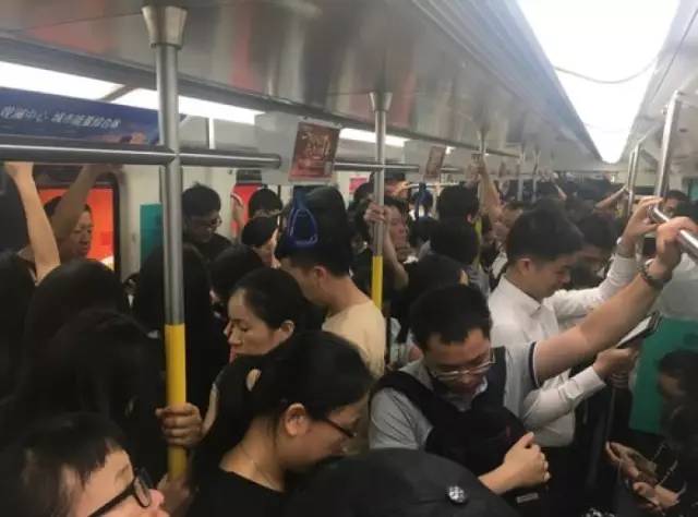 尷尬了！深圳地鐵首開女性車廂 結(jié)果塞滿男乘客