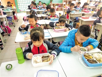 重慶一小學(xué)發(fā)好習(xí)慣手冊:吃飯時請長輩先坐