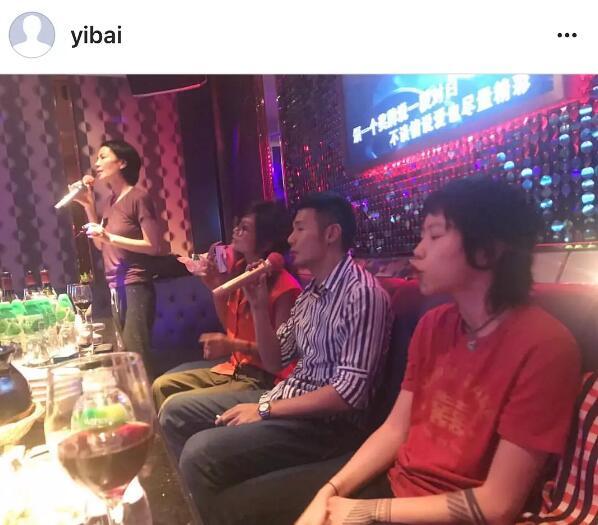 王菲母女跟李榮浩一起唱K，竇靖童的表情亮了