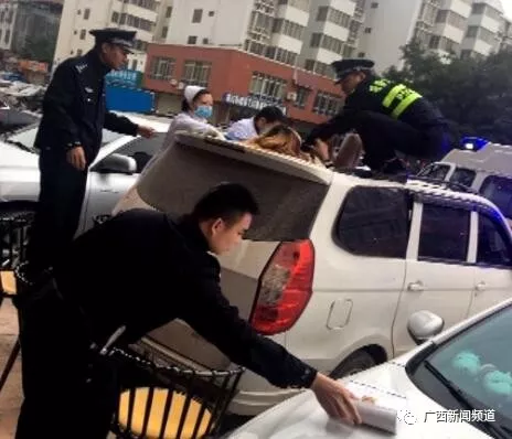 ▲女子跌落至一面包車車頂，民警和醫(yī)護(hù)人員將其救下。