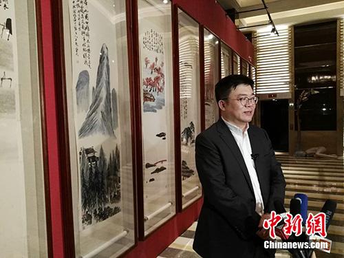 北京保利拍賣執(zhí)行董事趙旭在當(dāng)晚接受采訪。<a target='_blank'  _fcksavedurl='http://www.chinanews.com/' _fcksavedurl='http://www.chinanews.com/' >中新網(wǎng)</a>記者 宋宇晟 攝