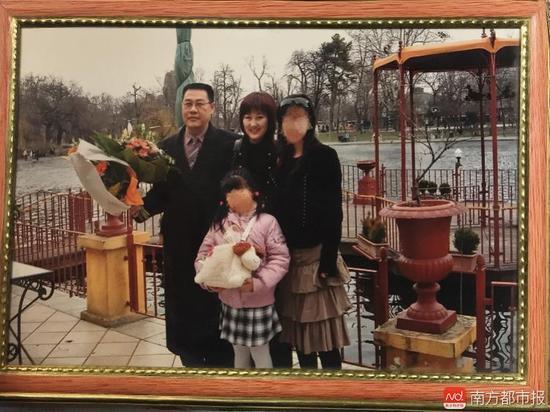 回國之前的張津華和王煥凱，兩個(gè)可愛的女兒，一家四口曾經(jīng)幸福的生活。
