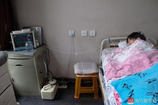為了照顧張津華，家人把家里的房間變成了病房。氧氣管、心電圖、呼吸機(jī)、排痰機(jī)、鼻飼管、藥柜……（羅逸爵 攝）