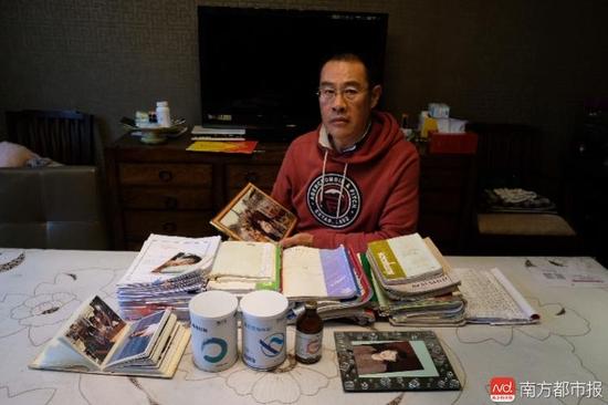 王煥凱及家人這些年照顧張津華做的護(hù)理記錄。（羅逸爵 攝）