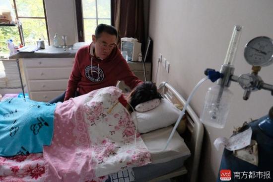 氧氣的轟隆聲，一刻不停地在這個(gè)家里“吵”了九年多。（羅逸爵 攝）