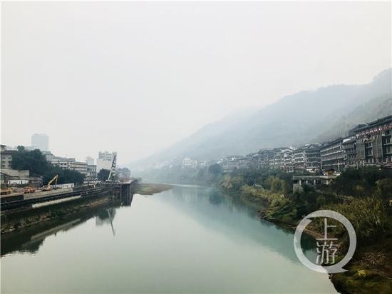△赤水河兩岸的茅臺鎮(zhèn)有著超過2000家白酒經(jīng)營戶。