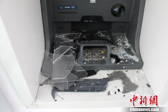 被砸的ATM機(jī)。萬山警方提供