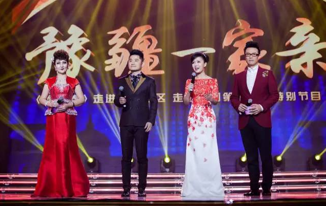 主持人：白燕升、龐曉戈、關(guān)楓、熱娜·古麗（從右到左）