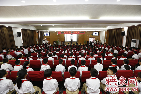 “快樂過暑期，安全數(shù)第一”系列活動新聞發(fā)布會在河南省鄭州市天明路小學(xué)大禮堂舉辦