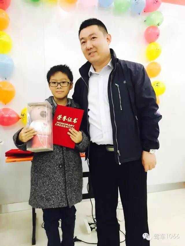 我是小小銀行家，來跟行長合個(gè)影哦