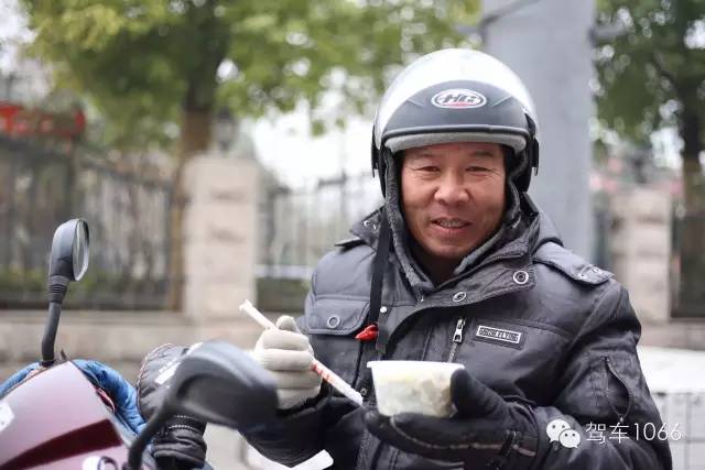 1066小分隊(duì)來到紫荊山（摩的司機(jī)、出租車司機(jī)、市民)，給他們送去餃子。