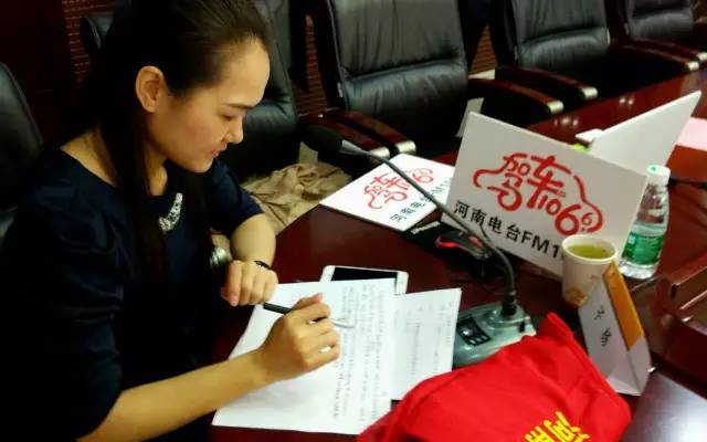 這一環(huán)節(jié)由我們1066的人氣美女主播子楊主持，認真的子楊是不是超級美麗呢。
