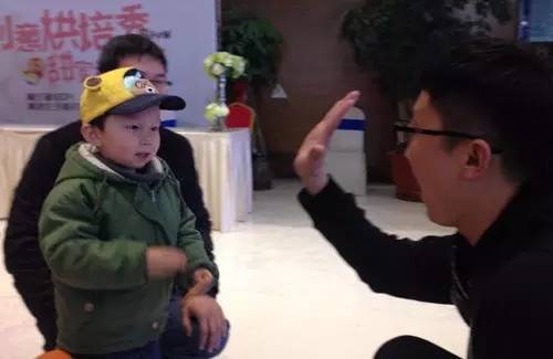 老楊你真心的是童心未泯啊，來，跟叔叔Give Me Five！