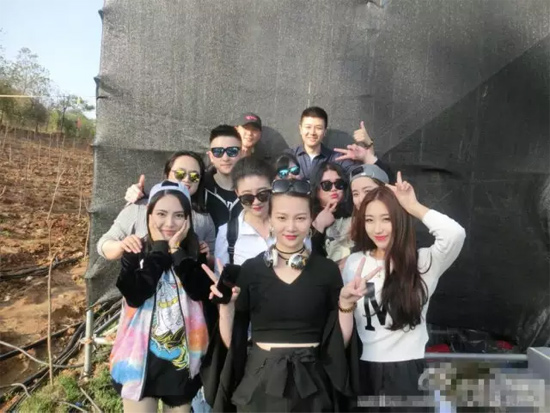 能認(rèn)出幾位超女？王佳月和其他兩位超女本周就要前往長(zhǎng)沙咯
