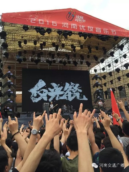 這么多朋友！默契的舉著一個(gè)手勢！