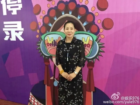 河南大愛劇團(tuán)代表張艷紅講述自己帶領(lǐng)團(tuán)里的演員參與挑戰(zhàn)的故事。